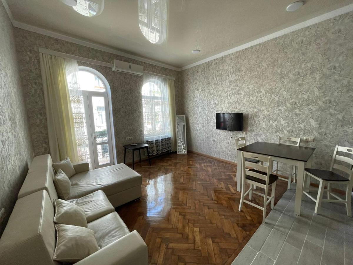 Центр Города Батуми Apartment Rustaveli 13 Bagian luar foto