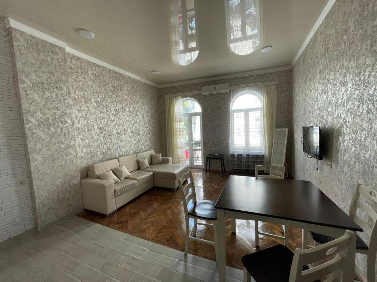 Центр Города Батуми Apartment Rustaveli 13 Bagian luar foto